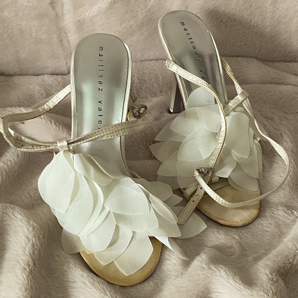 Martinez Valero size 6 feather ruffle white stiletto worn once